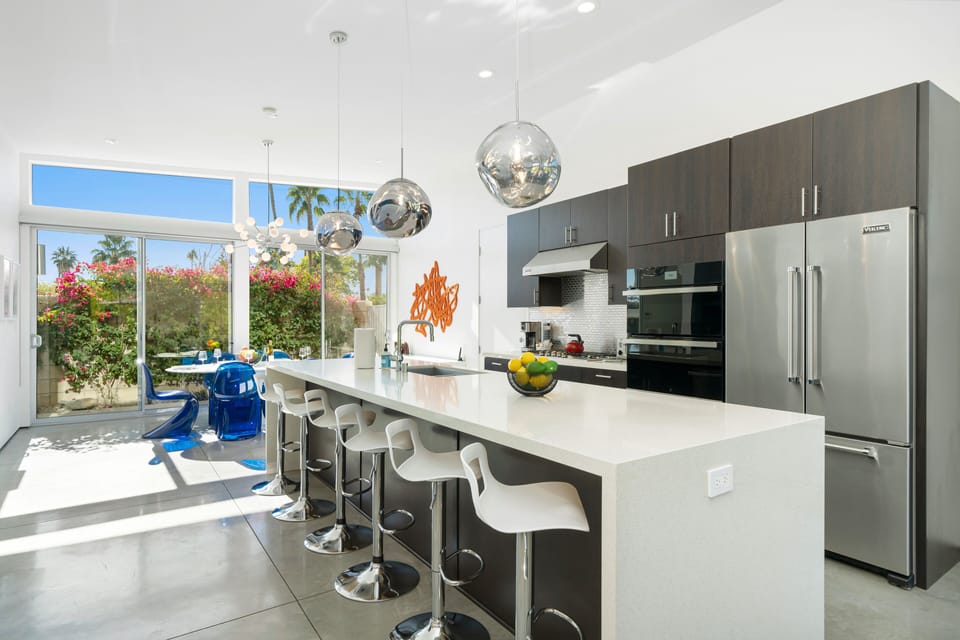 Room for six at the kitchen island!