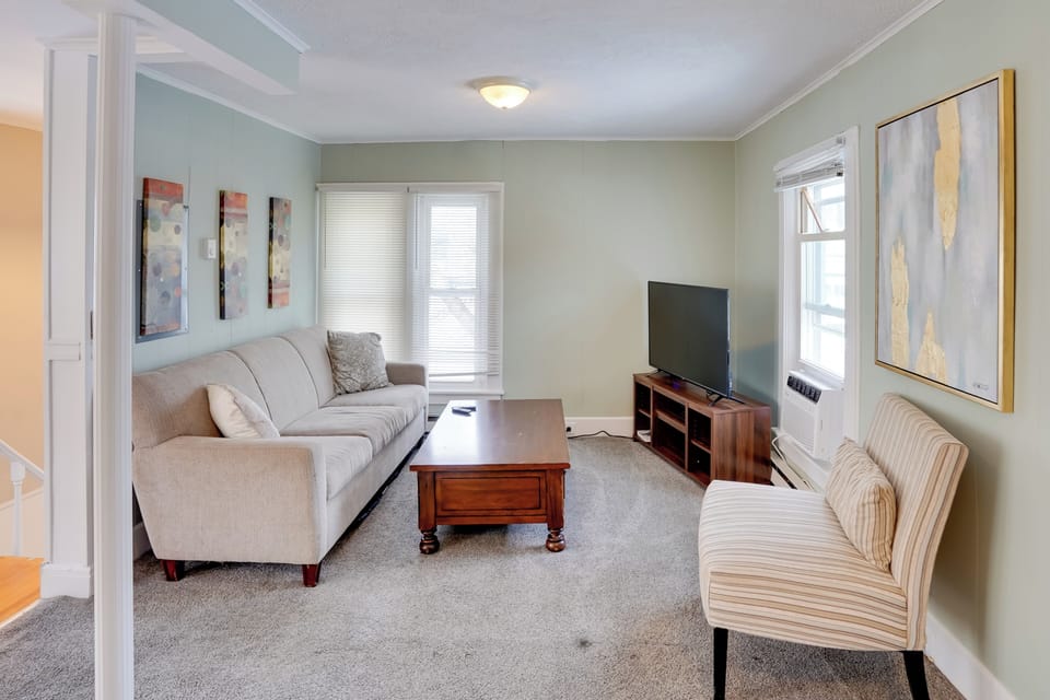 Saratoga Springs Vacation Rental | 2BR | 1BA | 980 Sq Ft | Stairs Required