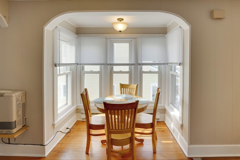 Dining Room | Dishware/Flatware Provided
