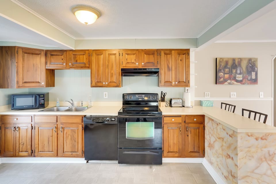 Kitchen | Paper Towels/Trash Bags Provided