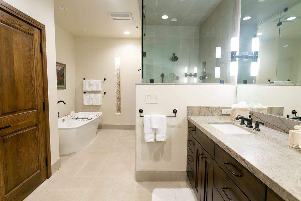 Bathtub, Tub, Room, Indoors, Floor