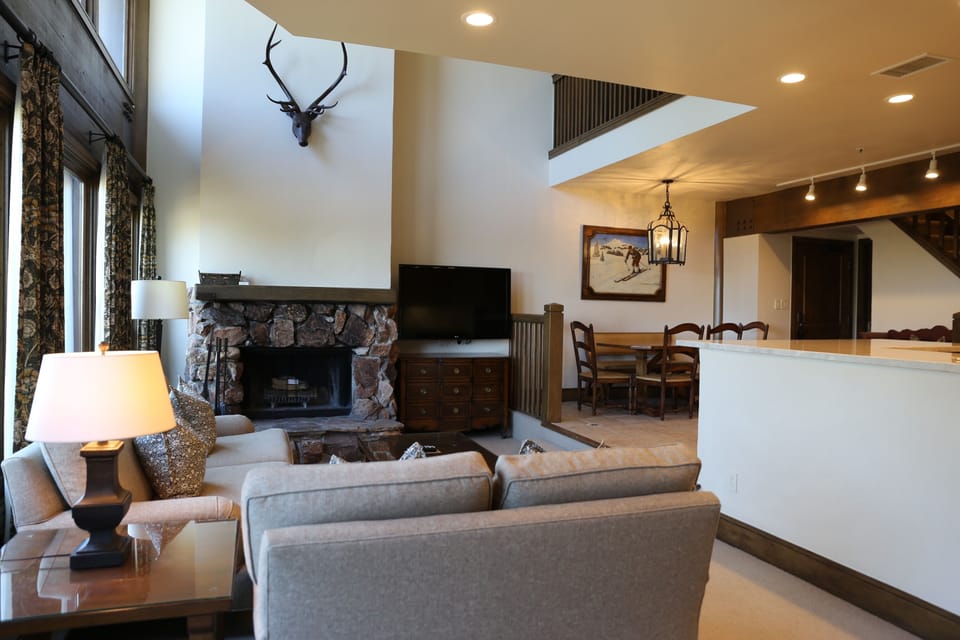 Living Room, Furniture, Indoors, Couch, Lamp