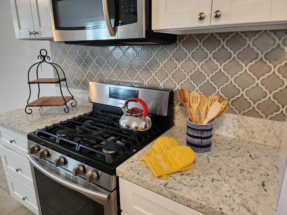 Easy to clean stove - heavy oversized grills. Fully stocked.