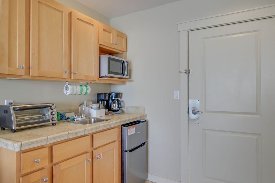 Kitchenette perfect for preparing and enjoying quick meals!