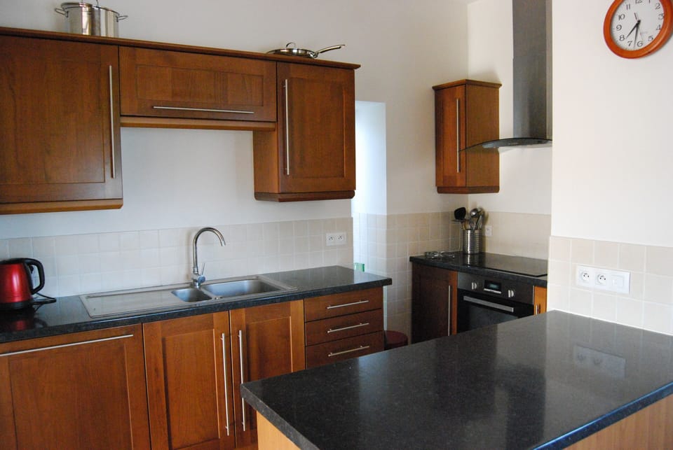 Fully fitted kitchen with all that you need.