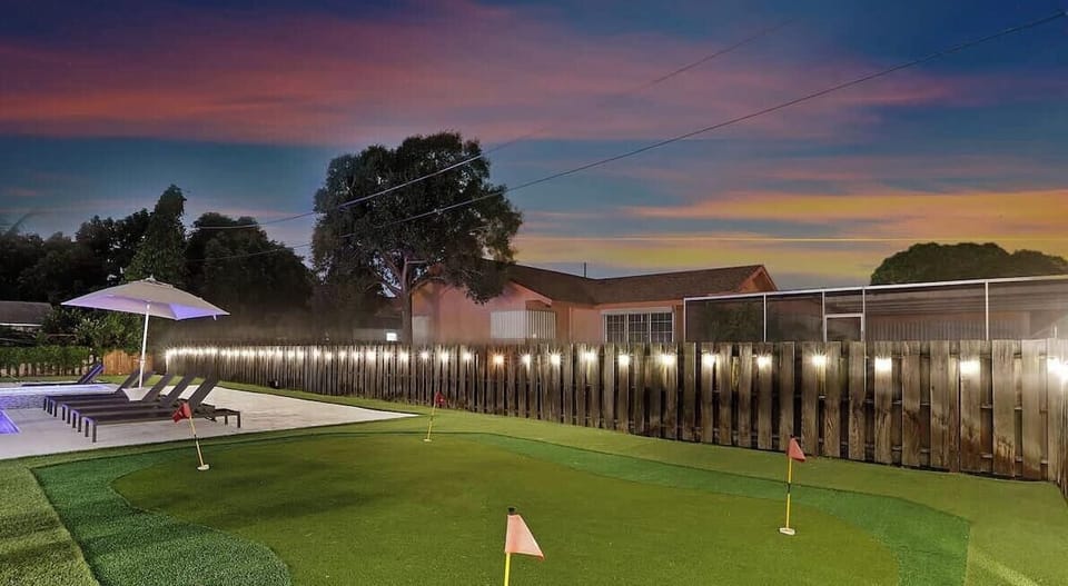 Tee off for endless fun at our mini golf course, perfect for family-friendly competition and unforgettable moments. ⛳️‍♂️ #MiniGolfFun #FamilyTime