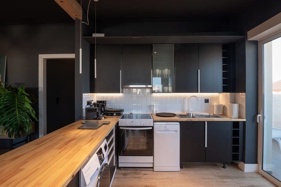 Fully Equipped Kitchen with Modern Appliances and Ample Space – Ideal for preparing home-cooked meals.