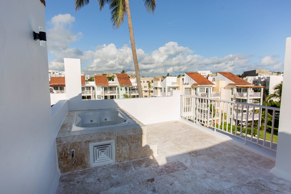 Large roof top patio with ocean view.