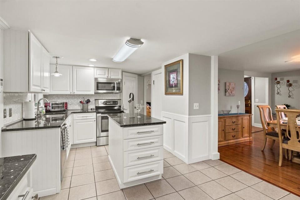 Kitchen Granite counter and island
