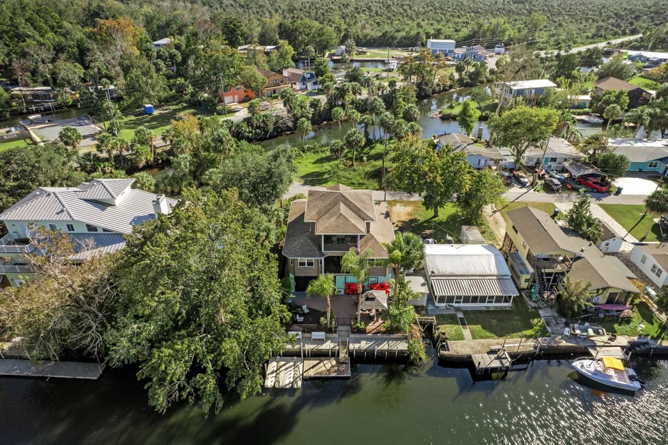 Soak up the Florida River Life and unwind on this bueatiful back yard
