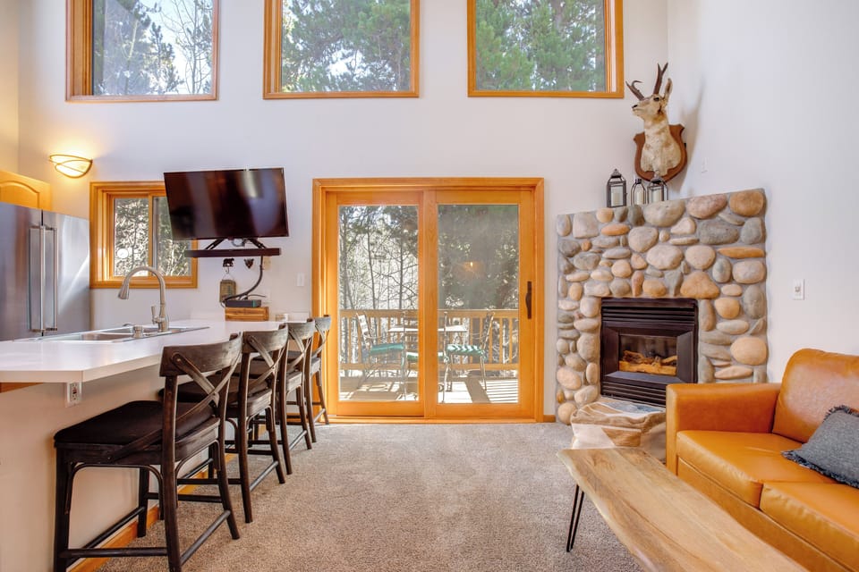 Living Room | Free WiFi | Gas Fireplace