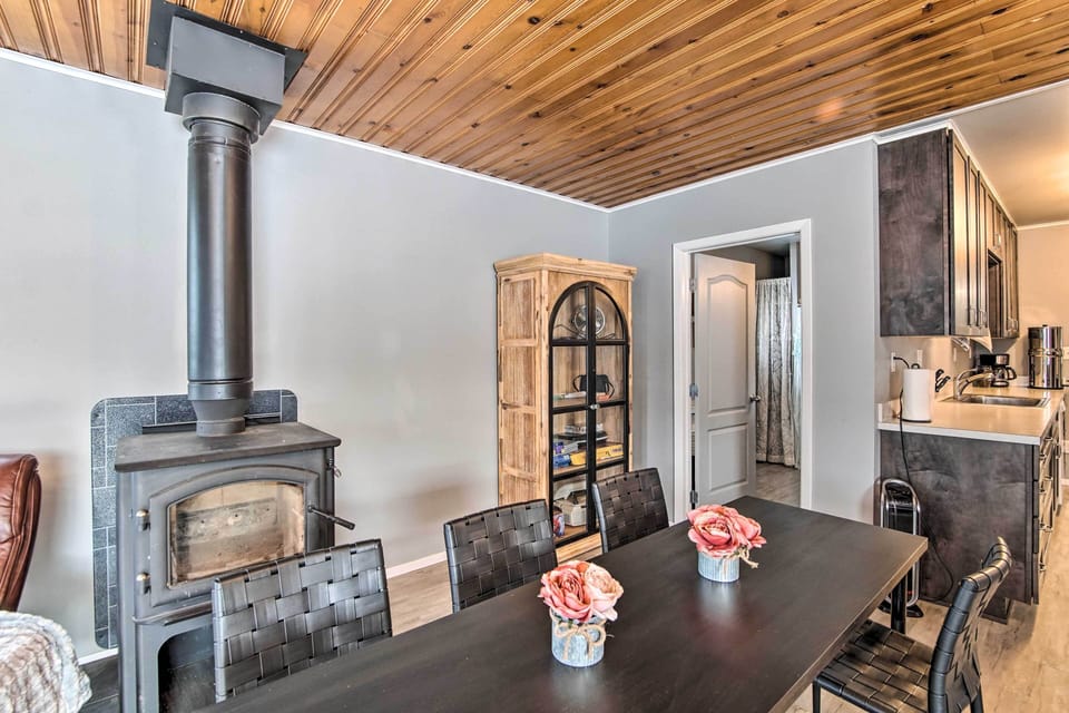 Dining Area | Dishware Provided