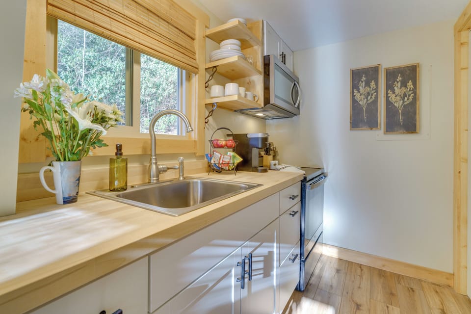 Kitchenette | 1st Floor | Blender | Toaster | Crockpot | Spices