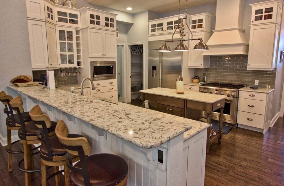 Spacious kitchen with island and 4 seats
