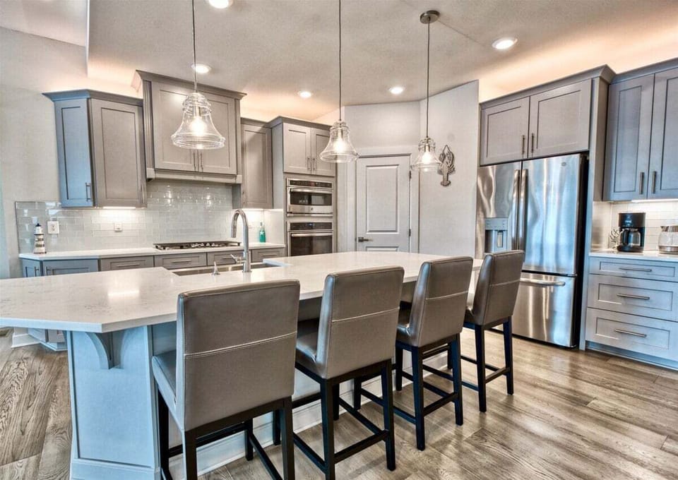 Large gourmet kitchen with seating for 4