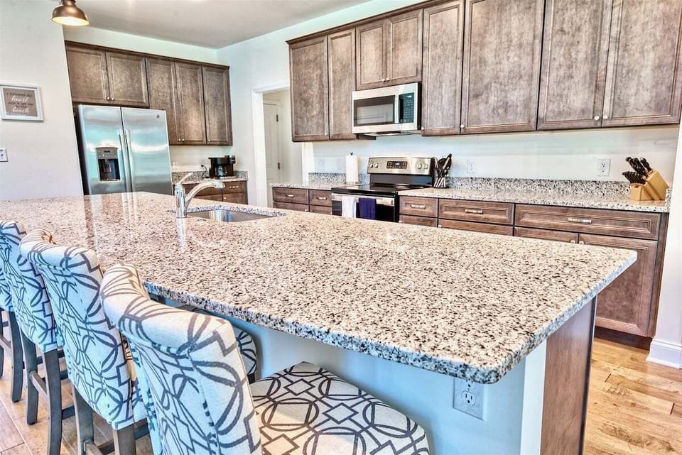 Large gourmet kitchen with seating for 5