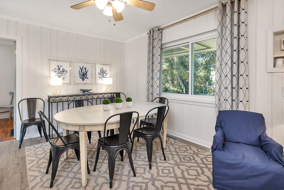 Dining area with seating for 6.