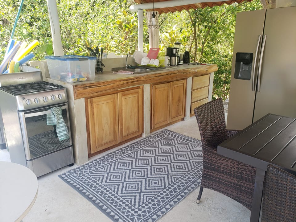 Full kitchen