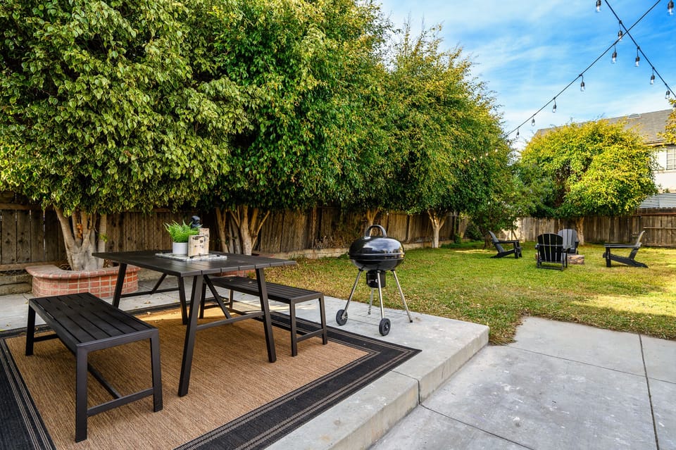 Outdoor Dinning Area + BBQ Grill (shared space)