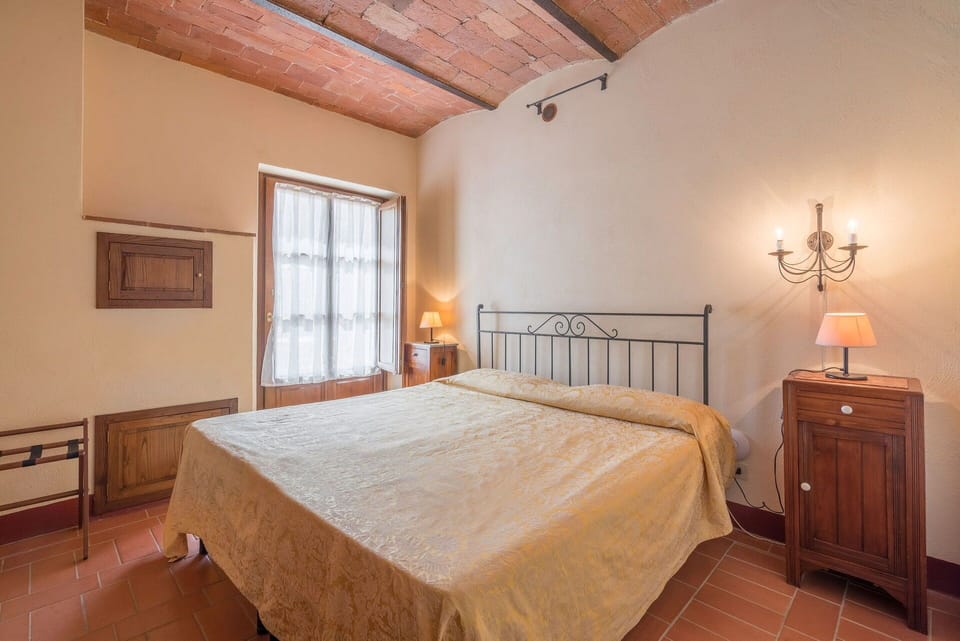 Amenities, Autumn, Bedroom, Room Detail, Spring, Summer