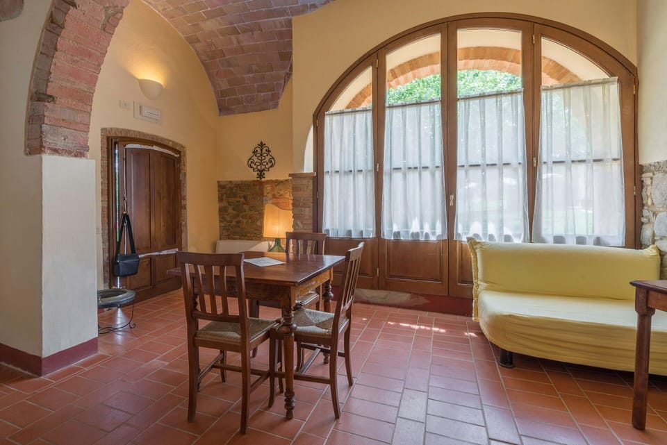 Amenities, Autumn, Dining Room, Room Detail, Spring, Summer