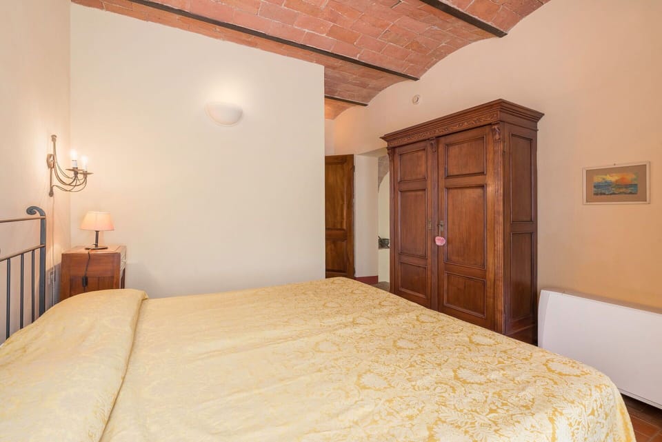 Amenities, Autumn, Bedroom, Room Detail, Spring, Summer