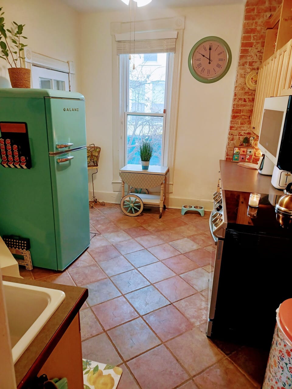 Adorable Boutique Kitchen fully furnished with NEW appliances & ample dishes!