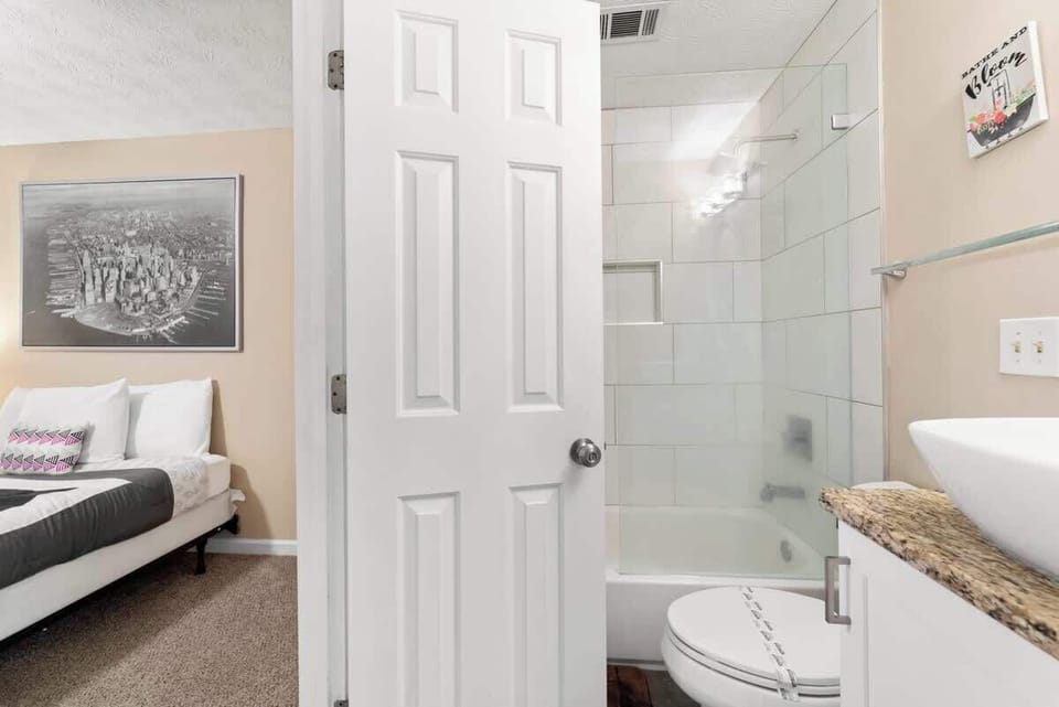 "This place is in a quiet neighborhood, near a park, restaurants and stores. Sara is an amazing host, and very responsive. We love to stay here"