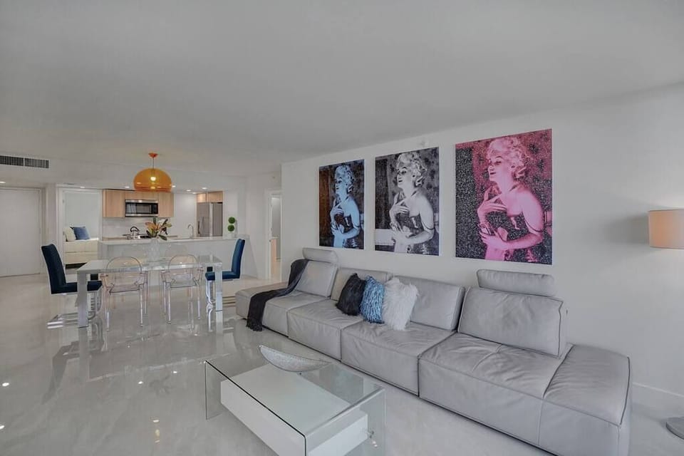Oversize living room leather sofa, dining area for 6, fully equipped kitchen with washer/dryer