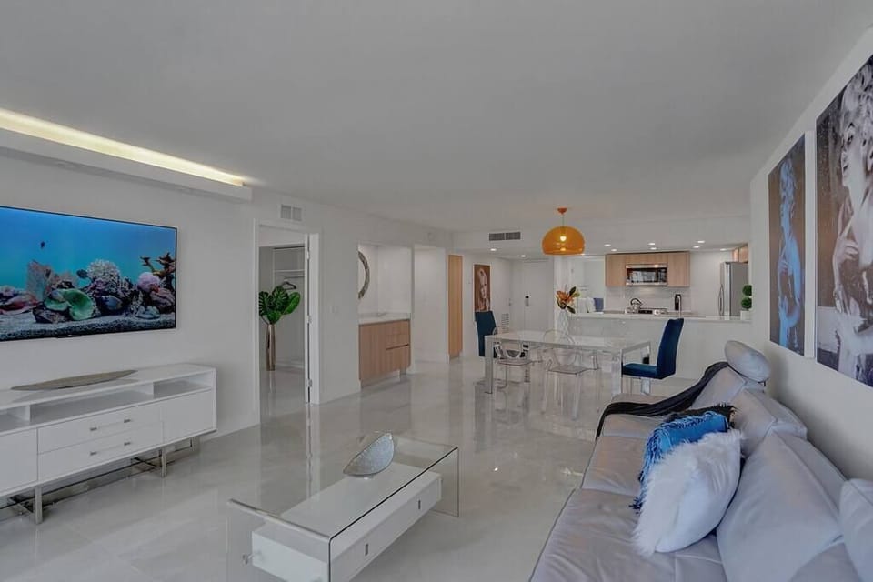 Dining area for 6, living room, Roku streaming tv, balcony access, water views!