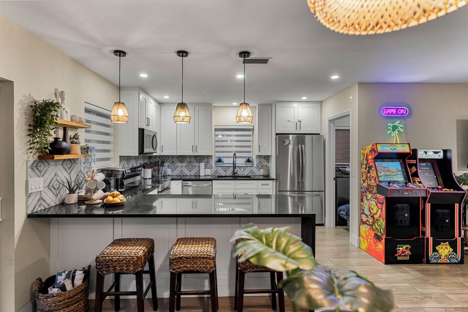 Updated Kitchen: open concept, perfect for cooking and entertaining! 🥘🍲