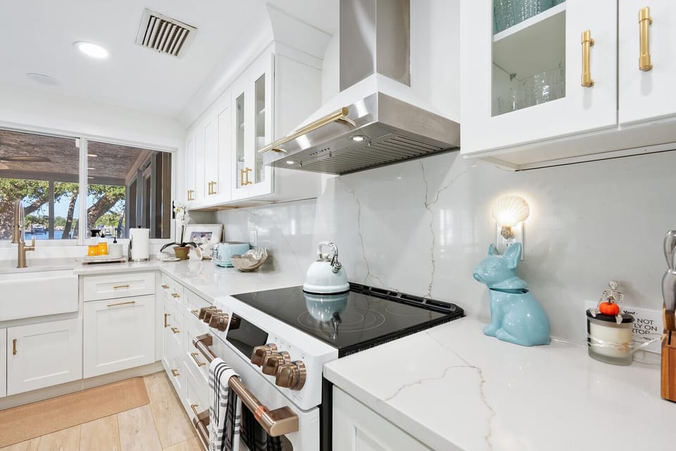 Gourmet kitchen w/ 5 burner stove, double ovens, dishwashers, fridges,ice makers