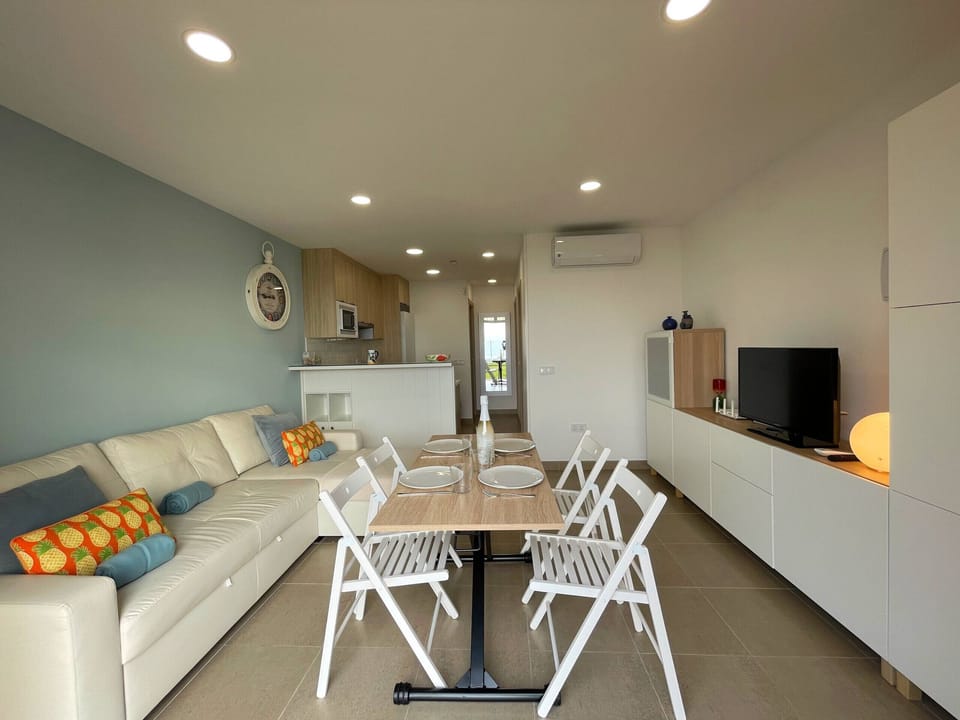 Living/dining room with open-plan kitchen