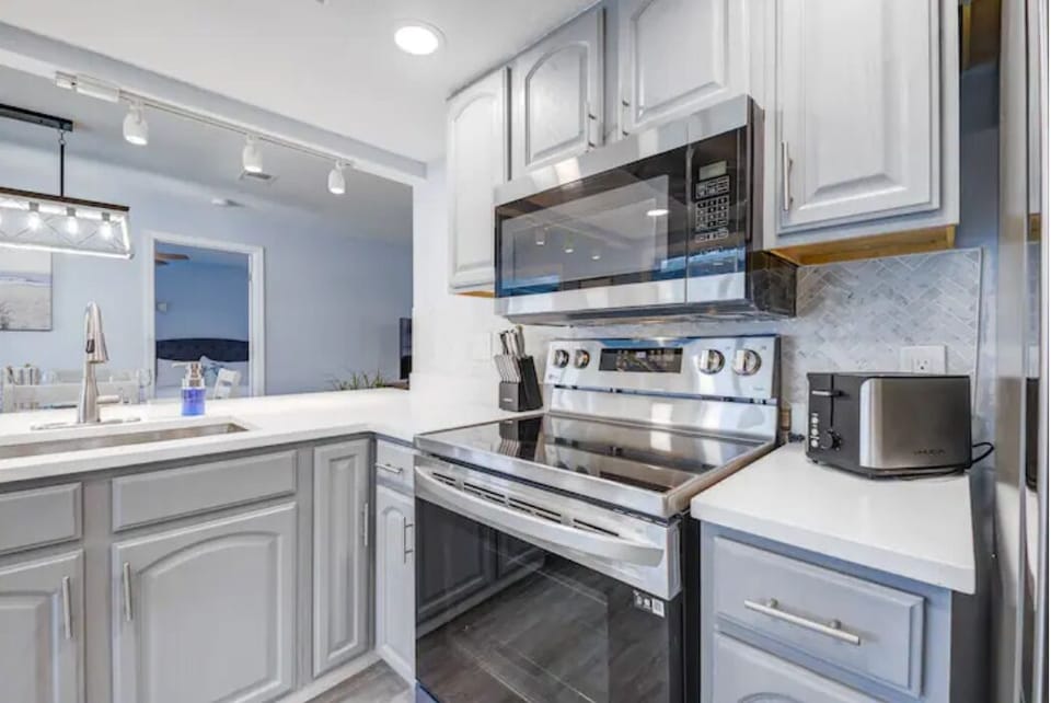 Full stocked kitchen with toaster, blender, rice cooker, airfry, coffee machine.