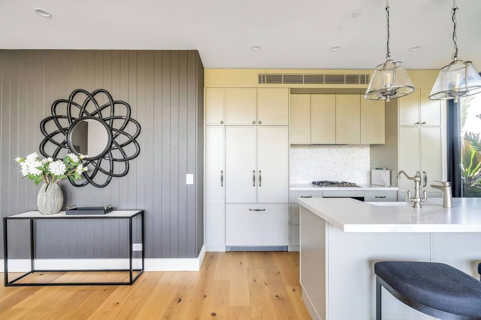 Kitchen with breakfast bar