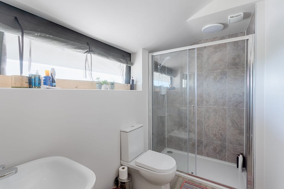 En-suite bathroom per tent with large walk in shower and all modern facilities