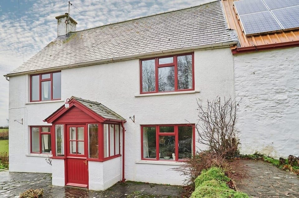 Penrheol Farmhouse, Llechfaen - Host & Stay