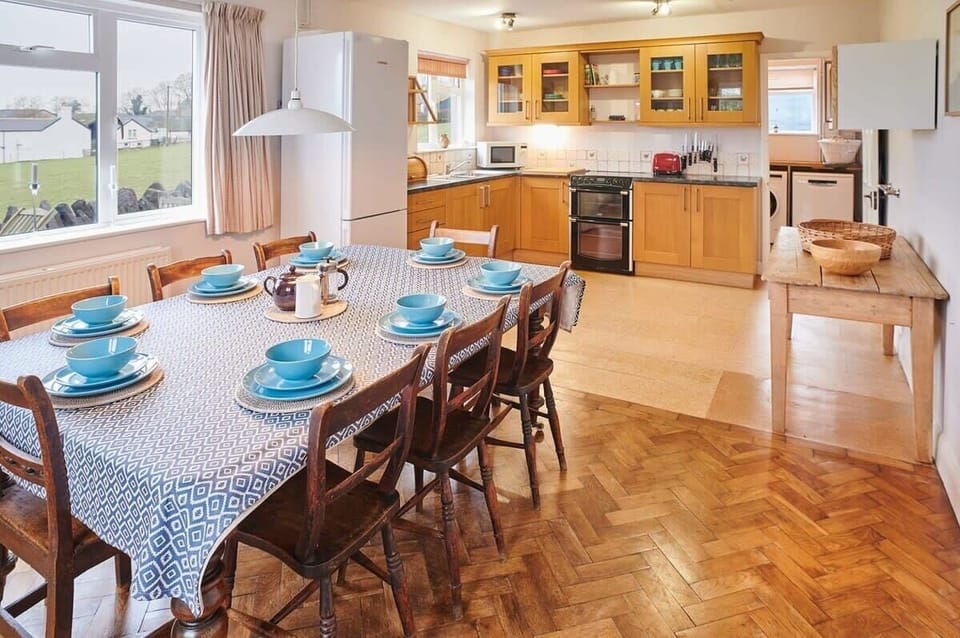 Penrheol Farmhouse, Llechfaen - Host & Stay