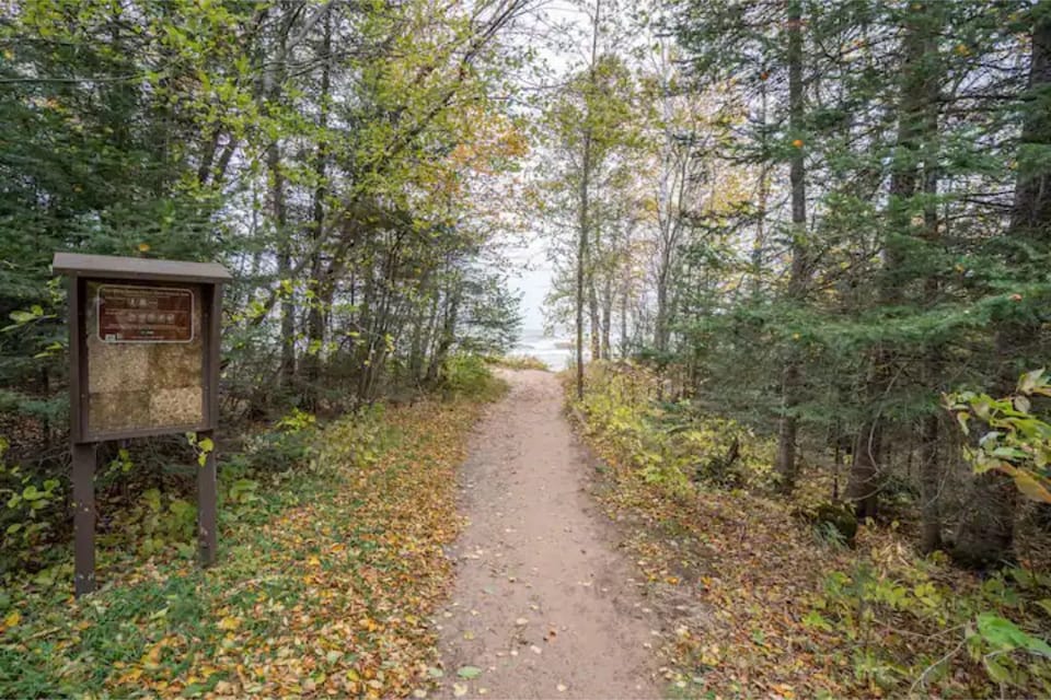 Entrance to Quarry Point. 