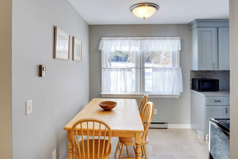 Dining Area | Dishware & Flatware Provided