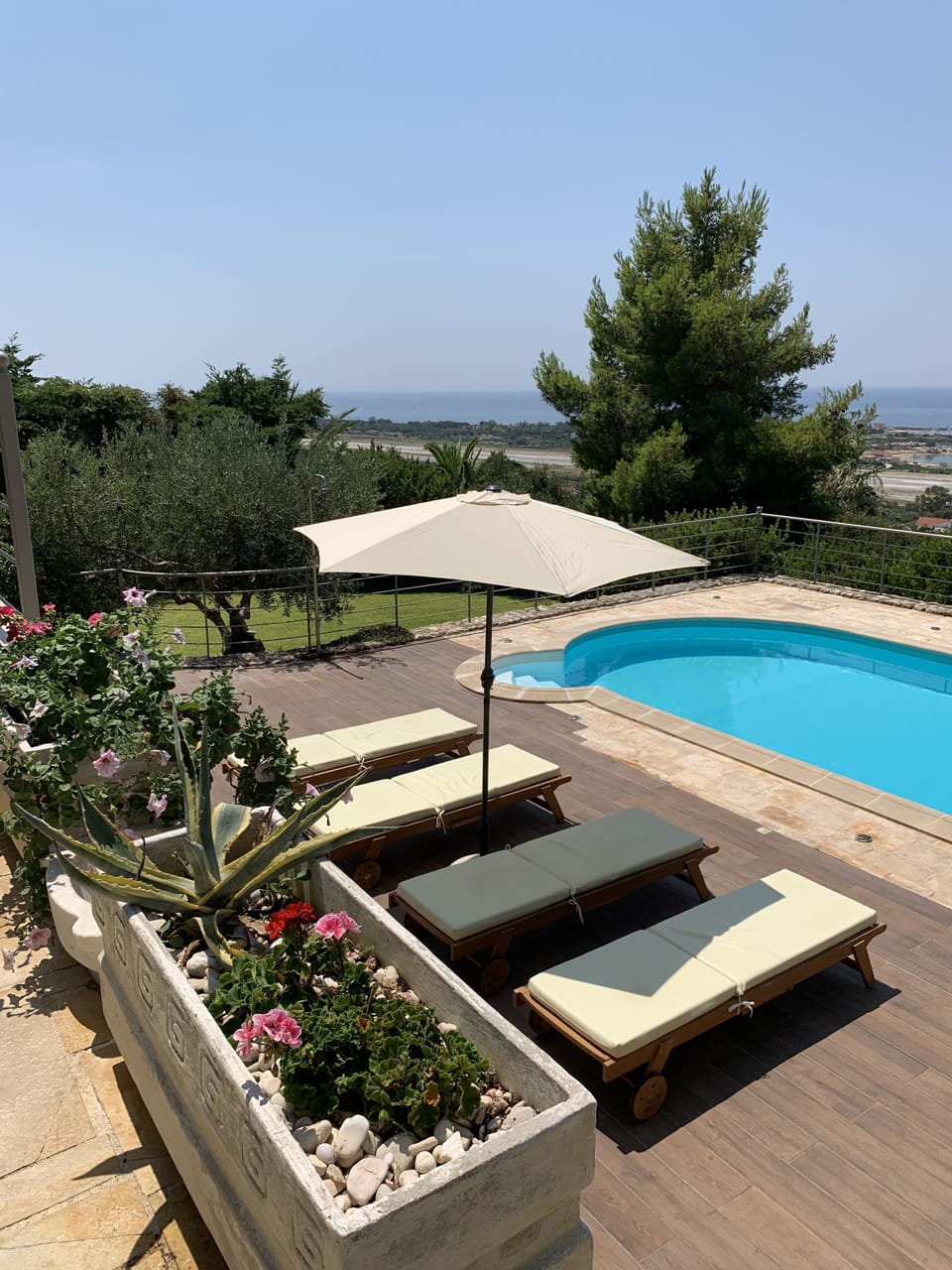 Pool and sea views 
