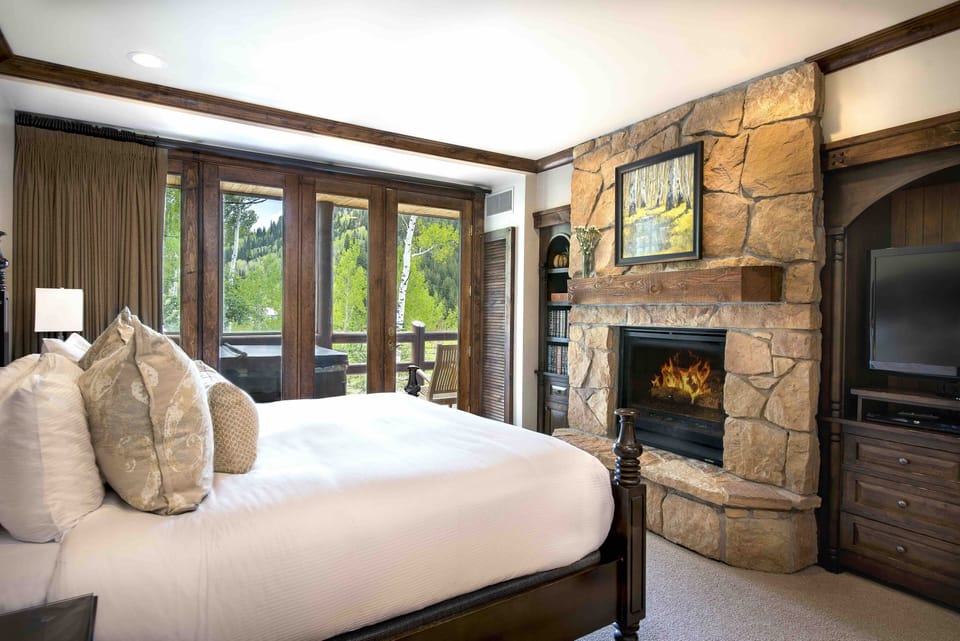 Indoors, Furniture, Bed, Flooring, Bedroom