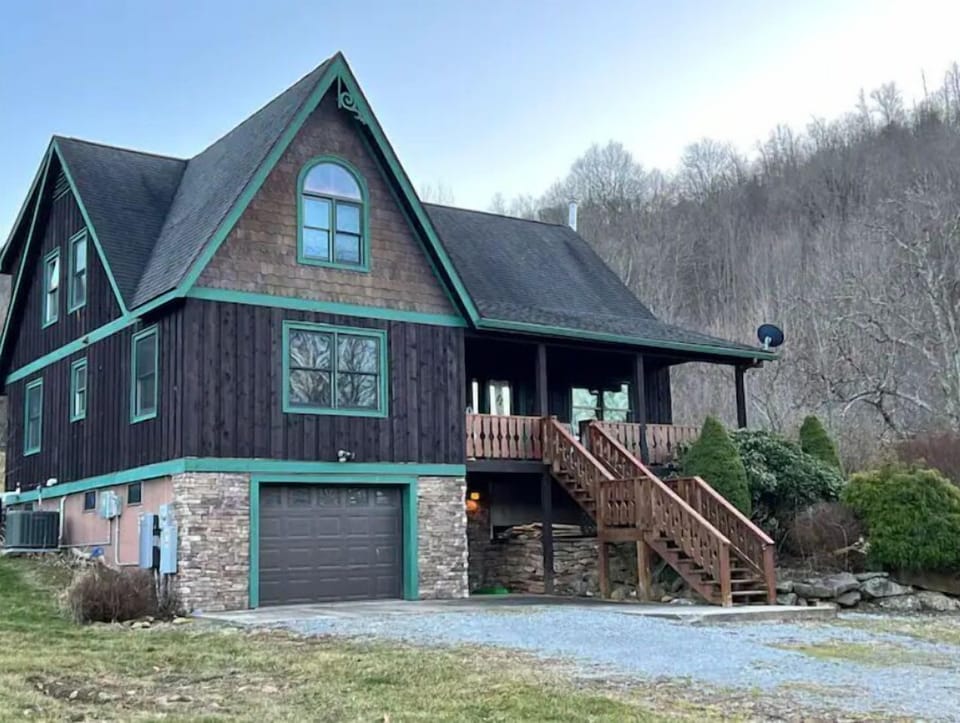Main home from the outside coming in the driveway.
