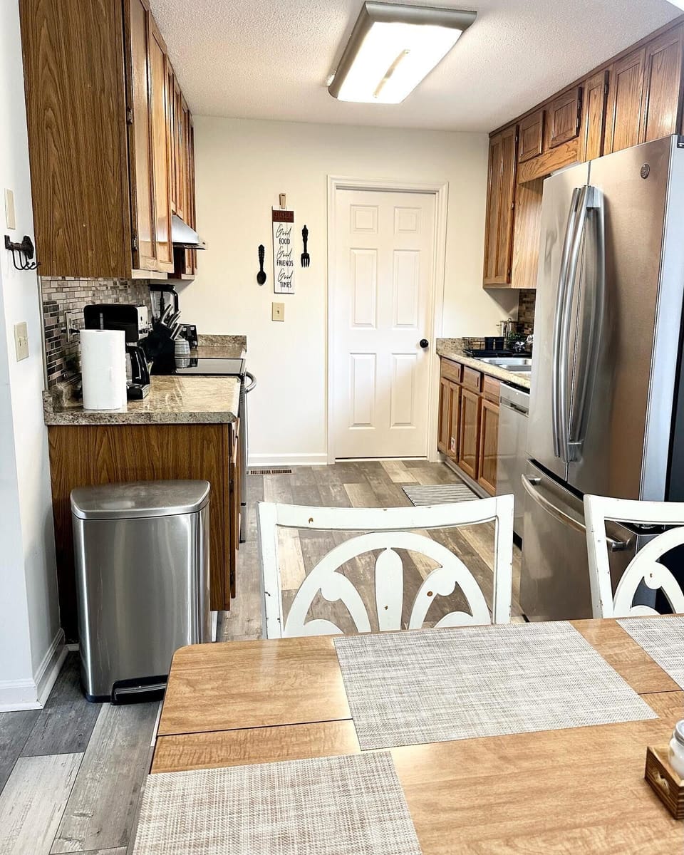 Kitchen fully stocked to fix a meal. 