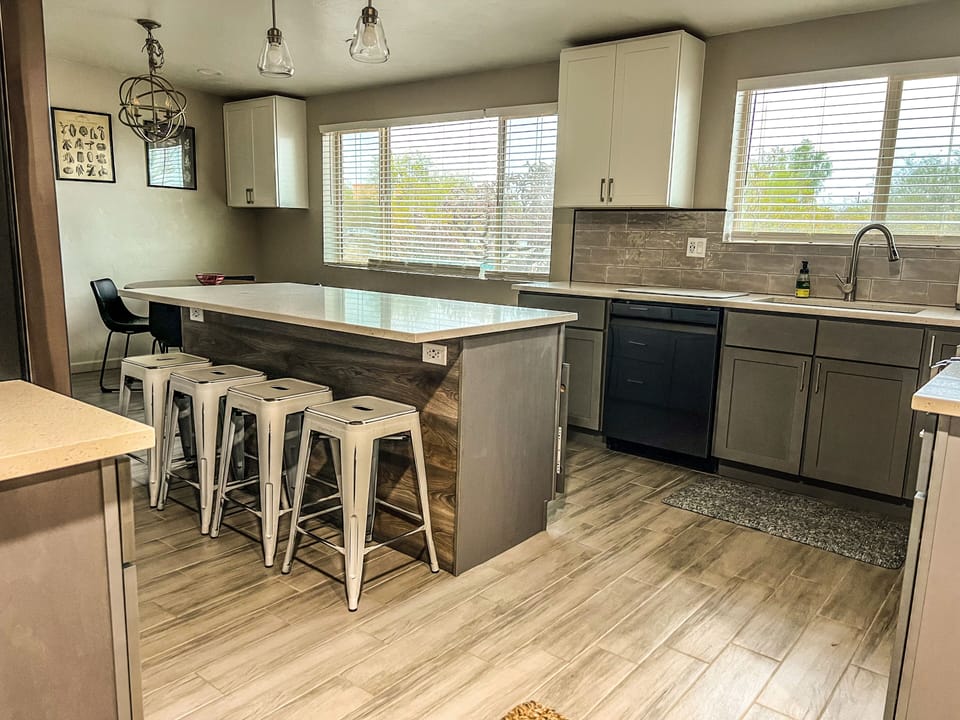 Kitchen island bar.