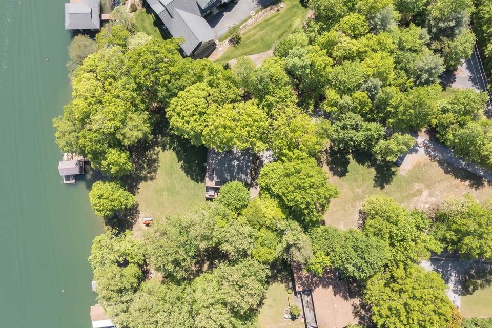 Nicely appointed for your arrival with hotel quality linens, towels, bath amenities, snacks, and surprises.