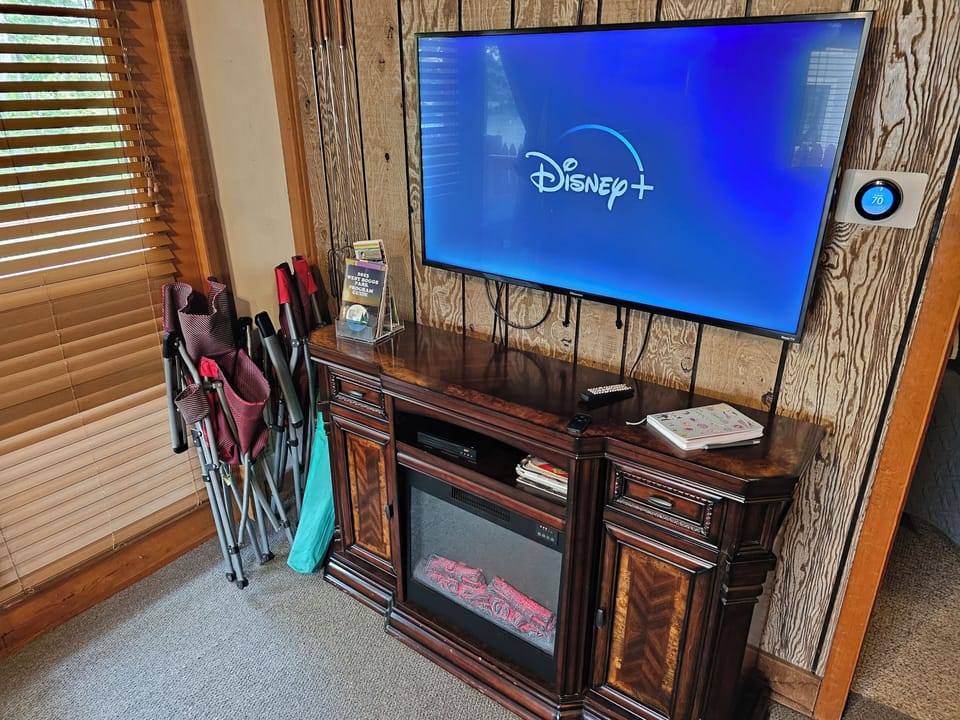 Cabin 2 - Living Room