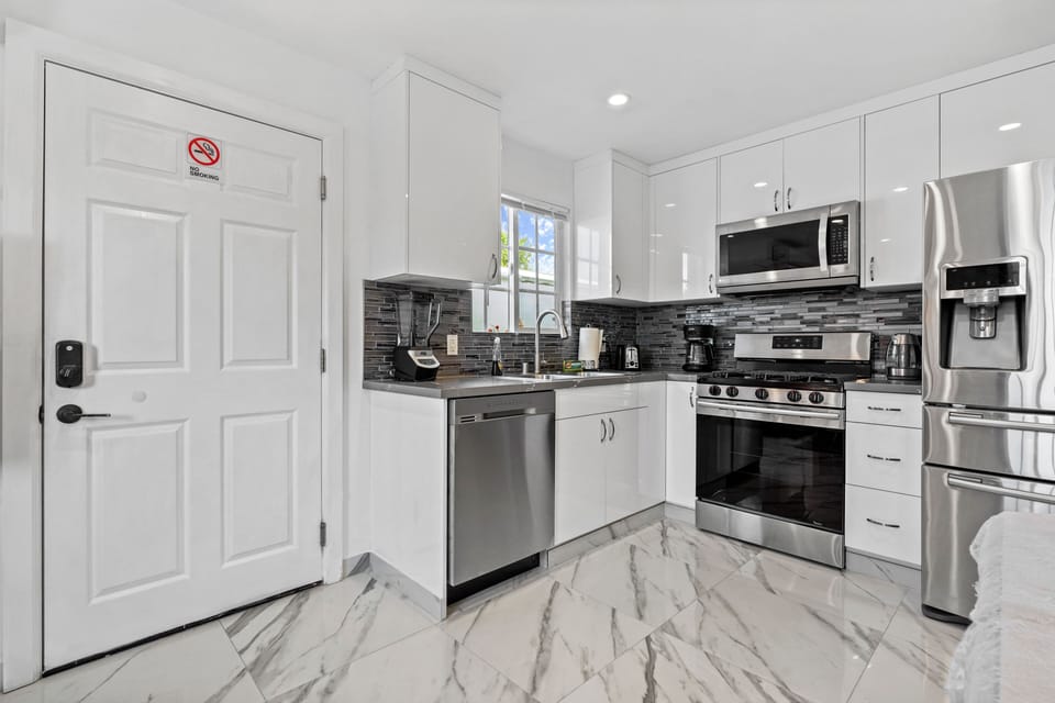 5 Burner Stove/ Oven and Dishwasher 