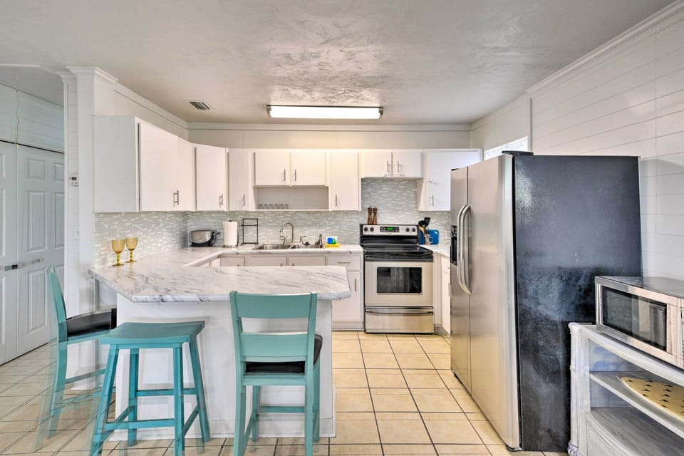 Kitchen | Blender | Coffee Maker | Cooking Basics Provided