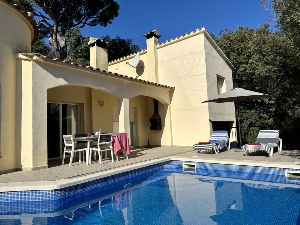 Villa with pool for 9 people